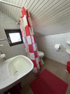 uma casa de banho com um lavatório e um WC em Planinska kuća Savić, Kopaonik em Kopaonik