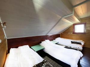 um quarto com três camas num barco em Planinska kuća Savić, Kopaonik em Kopaonik