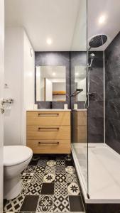een badkamer met een toilet, een wastafel en een douche bij Résidence Andromede - Studio pour 4 Personnes 11 in Flaine