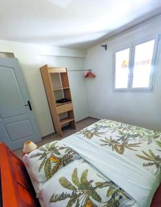 a bedroom with a bed and a window at Appartement - Résidence piscine La Villa Bèl in Sainte-Anne