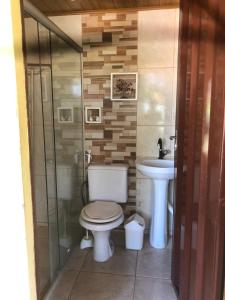ein Bad mit einem WC und einem Waschbecken in der Unterkunft Casa Tucunaré in Três Marias