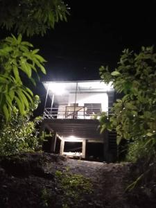 ein Gebäude mit Licht in der Nacht in der Unterkunft Estudio Curime in Curime