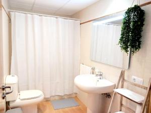 サンタ・フェにあるEl Rincón del viajero - Parking privadoの白いトイレと洗面台のあるバスルーム +6枚の写真
