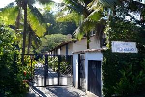 um portão em frente a uma casa com um sinal em Villas & Residencial Três Marias à 300 mts do Centro Histórico Paraty em Paraty