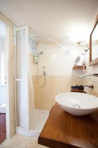 Et badeværelse på La Finestra sul Lago + 43 billeder