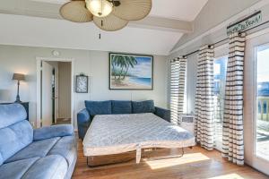 - un salon avec un lit et un canapé dans l'établissement Surfside Second Row Beach House with Ramp and Deck, à Surfside Beach