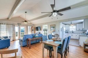 - un salon doté d'un mobilier bleu et d'une table dans l'établissement Surfside Second Row Beach House with Ramp and Deck, à Surfside Beach