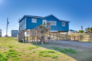 une maison bleue avec une terrasse couverte et une aire de jeux dans l'établissement Surfside Second Row Beach House with Ramp and Deck, à Surfside Beach