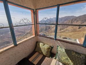 Camera con 2 cuscini e vista sulle montagne. di Hotel la belle vue 2100m a Taroudant