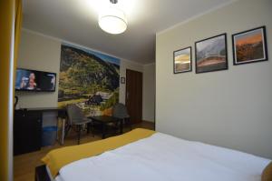 sypialnia z łóżkiem, stołem i biurkiem w obiekcie Pokoje Premium w mieście Karpacz