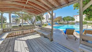 Bazén v ubytování Beachside Condo 24 Here comes the Sun nebo v jeho okolí