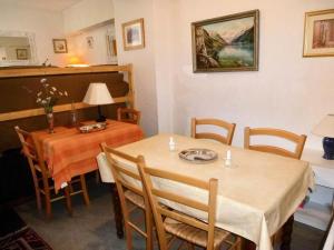 - une salle à manger avec une table, une table et des chaises dans l'établissement Résidence Europe - 4 Pièces pour 6 Personnes 134, à Barèges