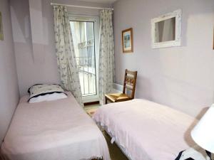 twee bedden in een kamer met een raam bij Résidence Europe - 4 Pièces pour 6 Personnes 134 in Barèges
