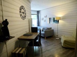 uma sala de estar com uma mesa e um sofá em Résidence Oncet - Studio pour 3 Personnes 144 em Barèges