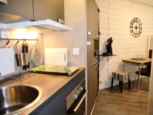 uma cozinha com um lavatório e uma bancada em Résidence Oncet - Studio pour 3 Personnes 144 em Barèges