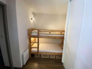 ein kleines Zimmer mit 2 Etagenbetten. in der Unterkunft Résidence Bois De Marie - 2 Pièces pour 6 Personnes 254 in Barèges