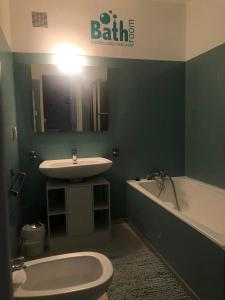 ein Badezimmer mit einem Waschbecken, einem WC und einer Badewanne in der Unterkunft COLORS by Reine du Sud, proche des Grands Buffets in Narbonne