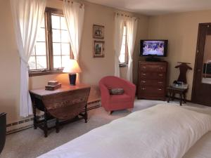 a bedroom with a bed and a desk and a chair at Colorado Bed & Breakfast with beautiful views in Evergreen