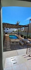 un patio con piscina y pérgola de madera en Almejas A en San Carlos