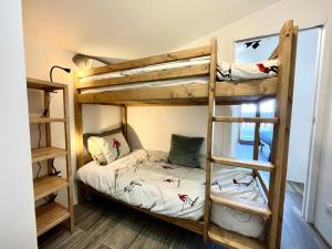 a bedroom with bunk beds in a dorm room at Résidence Res Cristal - 3 Pièces pour 4 Personnes 721 in Notre-Dame-de-Bellecombe