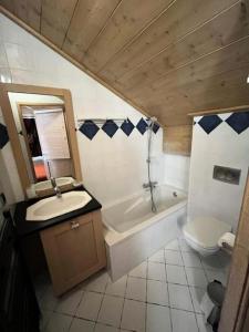 a bathroom with a sink and a tub and a toilet at Résidence L'oree Des Neiges - 4 Pièces pour 6 Personnes 711 in Peisey-Nancroix