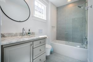 een badkamer met een wastafel, een bad en een spiegel bij The Bogard Only 4 Blocks to King in Charleston
