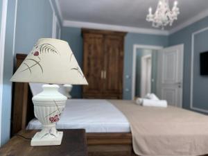 Una cama o camas en una habitación de Mikpritja Pogradec, Tushemisht 1