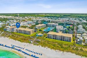 HP 36W Condo by 30A Escapes في روزماري بيتش: منظر جوي للمنتجع والشاطئ