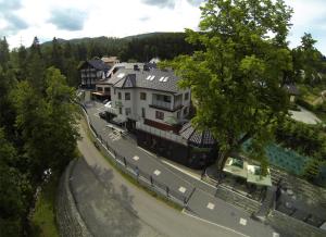 una vista aérea de una casa en una calle en Hotel Zacisze, en Węgierska Górka
