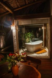 聖米格爾－杜斯米拉格里斯的住宿－POUSADA ZAYA，窗户上带浴缸的浴室