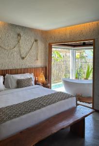 POUSADA ZAYA في ساو ميغيل دوس ميلاجريس: غرفة نوم بسرير كبير وحوض استحمام