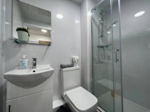 Um banheiro em Stretford's Tranquil Retreat: Lovely Studio