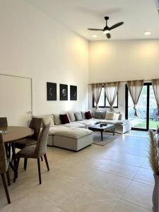 sala de estar con sofá y mesa en Casa Ola, en Playa Venao