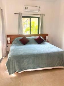 a bedroom with a large bed and a window at Casa Ola in Playa Venao