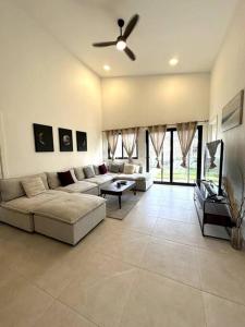 sala de estar con sofá y ventilador de techo en Casa Ola, en Playa Venao