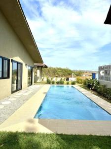 una piscina en el patio trasero de una casa en Casa Ola, en Playa Venao