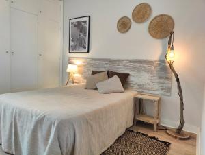 サンタ・クルーズにあるSanta Cruz Ocean Apartment - Iのベッドルーム1室(ベッド1台付)、壁にランプが備わります。