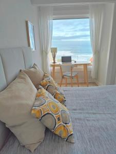 een slaapkamer met een bed en uitzicht op de oceaan bij Santa Cruz Ocean Apartment - I in Santa Cruz