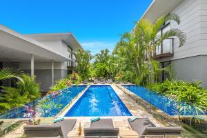 una imagen de una piscina en un complejo en Byron Luxury Beach Houses, en Byron Bay