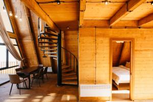 YeghipatrushChalet Myler的客房设有楼梯、桌子和床。