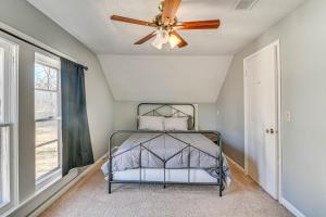 een slaapkamer met een bed en een plafondventilator bij Charming Starkville Rental about 2 Mi to MSU! in Starkville