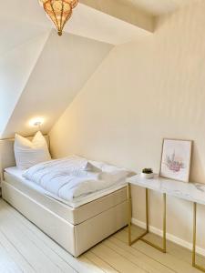 Katil atau katil-katil dalam bilik di SH Desert SPA Lodge - luxury apartment with sauna +10 gambar
