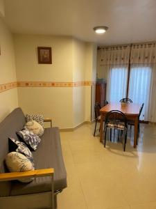 ein Wohnzimmer mit einem Sofa und einem Tisch in der Unterkunft Portonovo, Sanxenxo in Sanxenxo