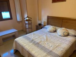 ein Schlafzimmer mit einem Bett mit zwei Kissen darauf in der Unterkunft Portonovo, Sanxenxo in Sanxenxo