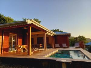 Casa con terraza y piscina en Lodge belle nature, piscine privée, grand jardin, 900 m de la plage de grande anse, en Deshaies