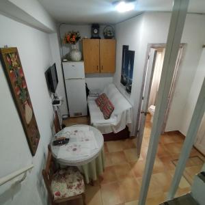 阿卡拉爾里奧的住宿－Alborada Dos，小房间设有桌子和沙发