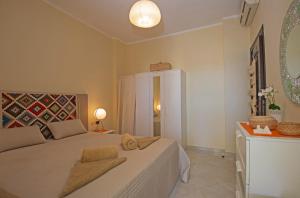 Postel nebo postele na pokoji v ubytování Buki-Gravity-Homes, App No2, amazing seaview apartment in 5 star hotel Gravity Sahl Hasheesh-FOR GUESTS WITH NONEGYPTIAN PASSPORTS