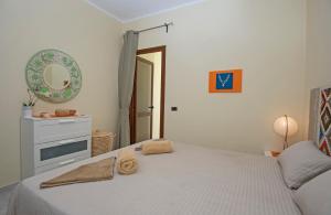 Postel nebo postele na pokoji v ubytování Buki-Gravity-Homes, App No2, amazing seaview apartment in 5 star hotel Gravity Sahl Hasheesh-FOR GUESTS WITH NONEGYPTIAN PASSPORTS
