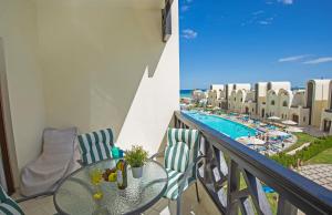 Bazén v ubytování Buki-Gravity-Homes, App No2, amazing seaview apartment in 5 star hotel Gravity Sahl Hasheesh-FOR GUESTS WITH NONEGYPTIAN PASSPORTS nebo v jeho okolí