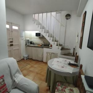 uma cozinha com uma escada e uma mesa num quarto em Alborada Dos em Alcalá del Río
